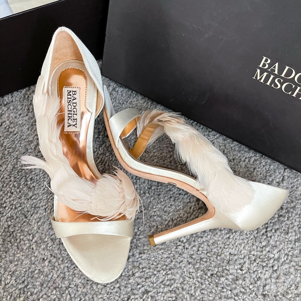 NIB 💕 Badgley Mischka Feather Heels
